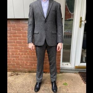 DKNY Macy’s Men’s Store Herringbone Suit 38s